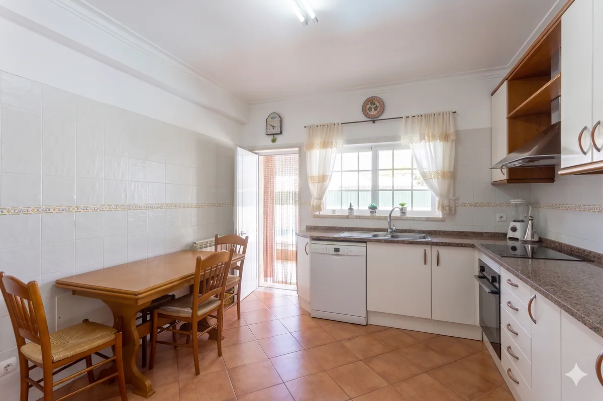 Cozinha com mesa de refei&ccedil;&otilde;es