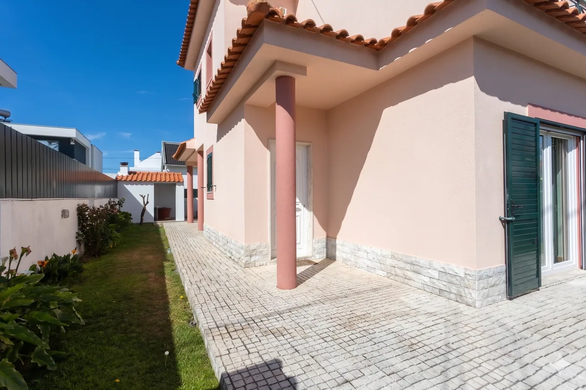 Jardim lateral e acesso exterior