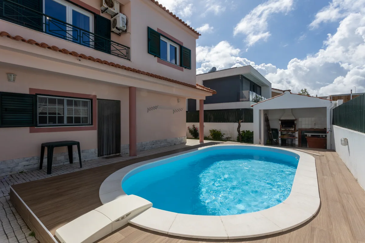 Piscina privada com deck e zona exterior