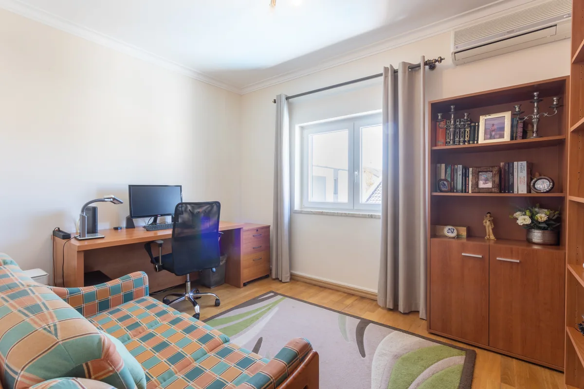 Quarto preparado como escrit&oacute;rio