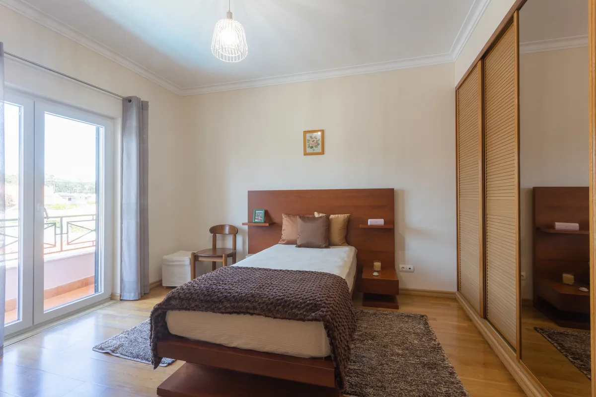 Quarto com varanda e roupeiro