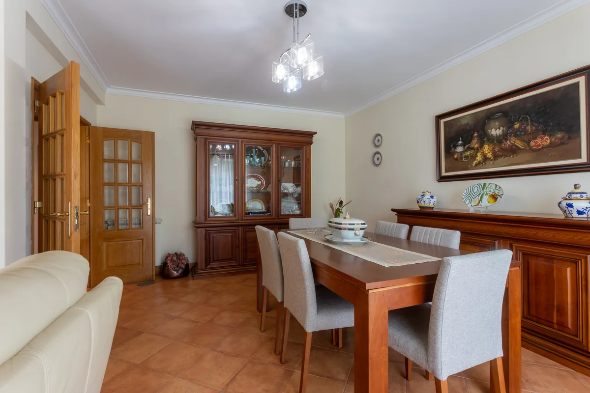 Sala de jantar mobilada