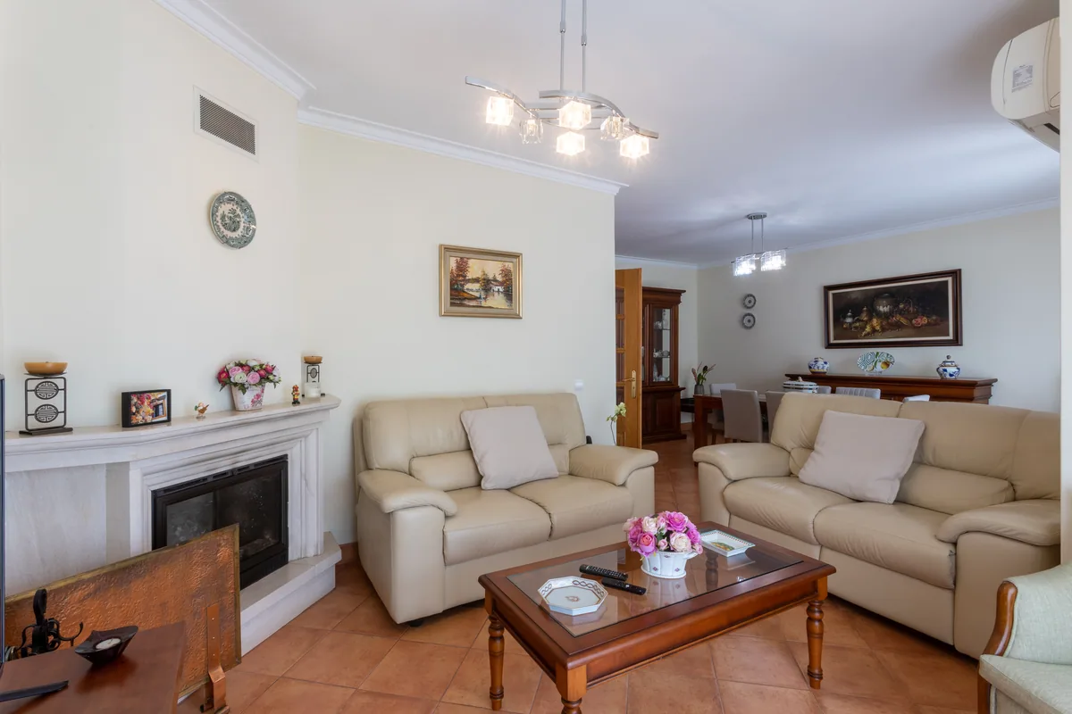 Sala de estar com lareira da moradia T5