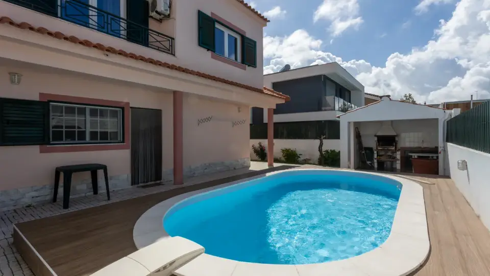 Exterior com piscina antes de reproduzir o v&iacute;deo