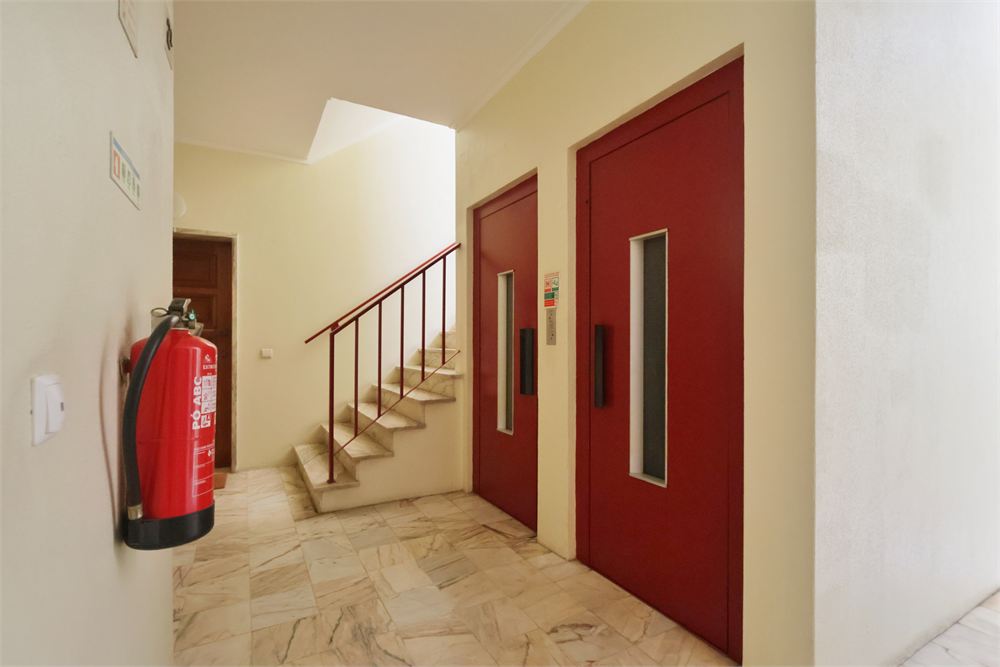 Elevadores do pr&eacute;dio do apartamento